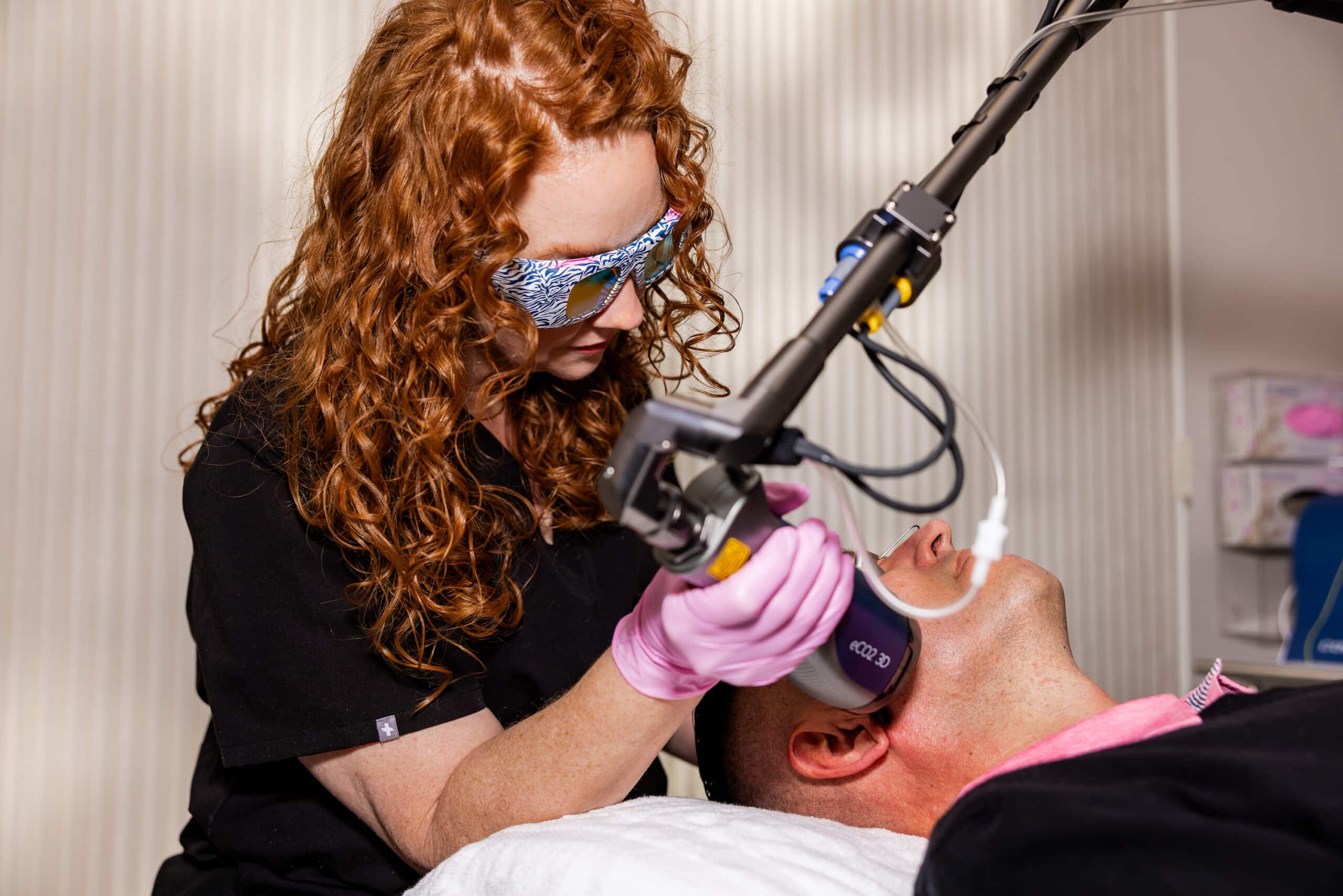 Tratamiento de resurfacing cutáneo y cicatrices con tecnología láser eCO2 3d.