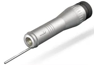 PIEZA DE MANO ZOOM ST:La pieza de mano del zoom st esta fabricada en acero inoxidable para facilitar su manejo y limpieza. Gracias a un anillo giratorio en la pieza de mano , el tamaño del punto puede ajustarse sin cambiar la pieza de mano o las puntas.