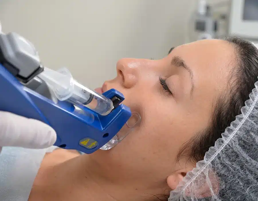 Aplicación de mesoterapia facial con Dermotherap Gun